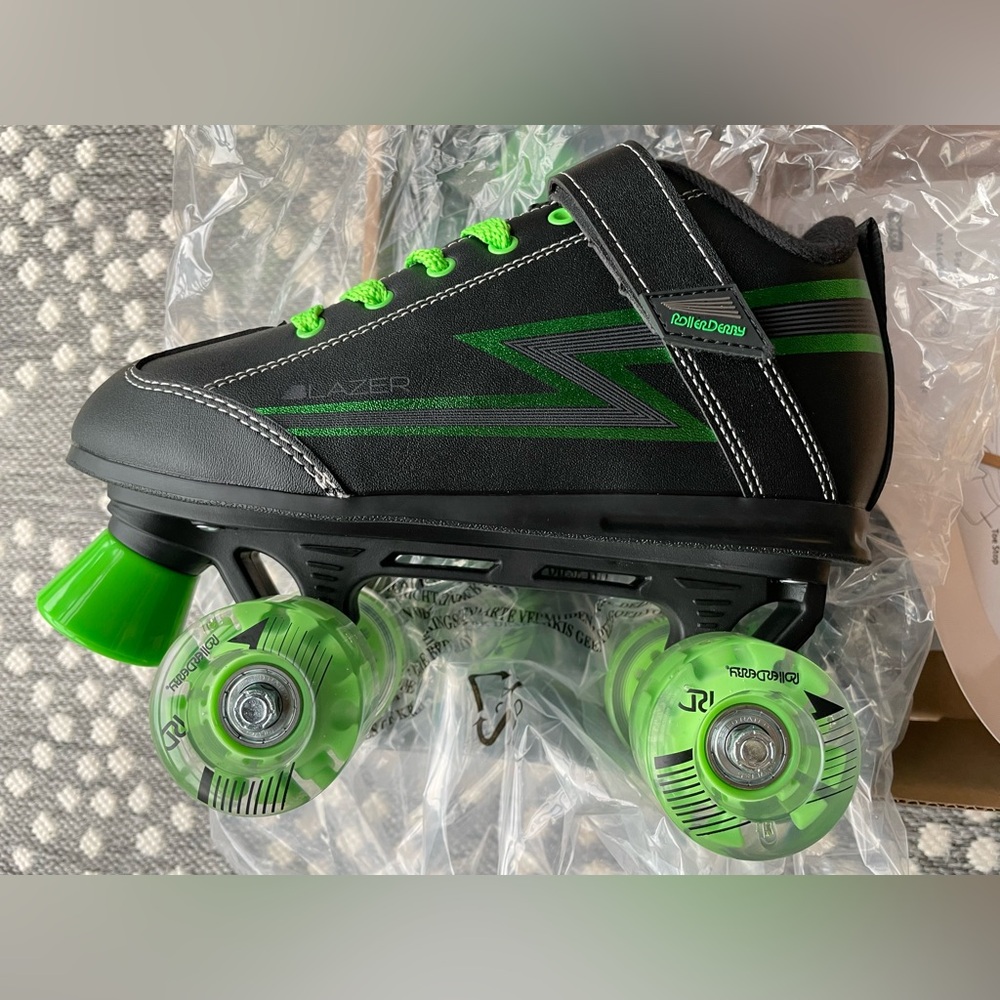 Roller Derby Blazer Boys Light Up Wheel Roller Skates Black Green 5 NEW IN BOX - Picture 12 of 12